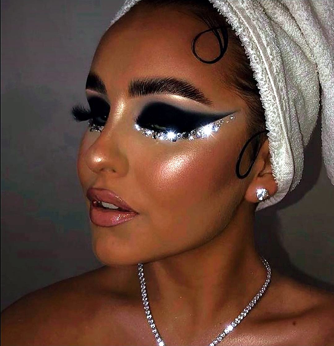 Editorial makeup with graphic liner